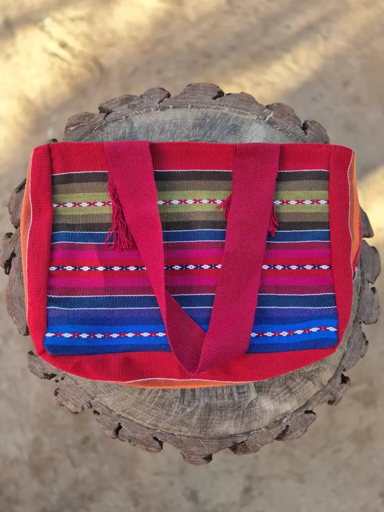 Bolso de lana de alpaca de colores, hecho a mano y teñido con tintes naturales