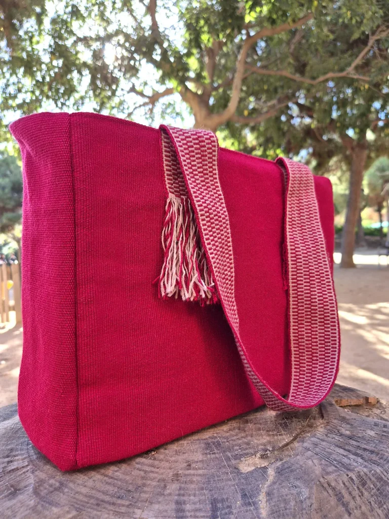 Bolso de lana de alpaca fucsia, hecho a mano y teñido con tintes naturales