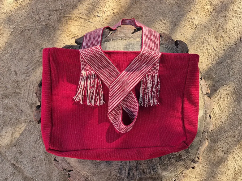 Bolso de lana de alpaca fucsia, hecho a mano y teñido con tintes naturales