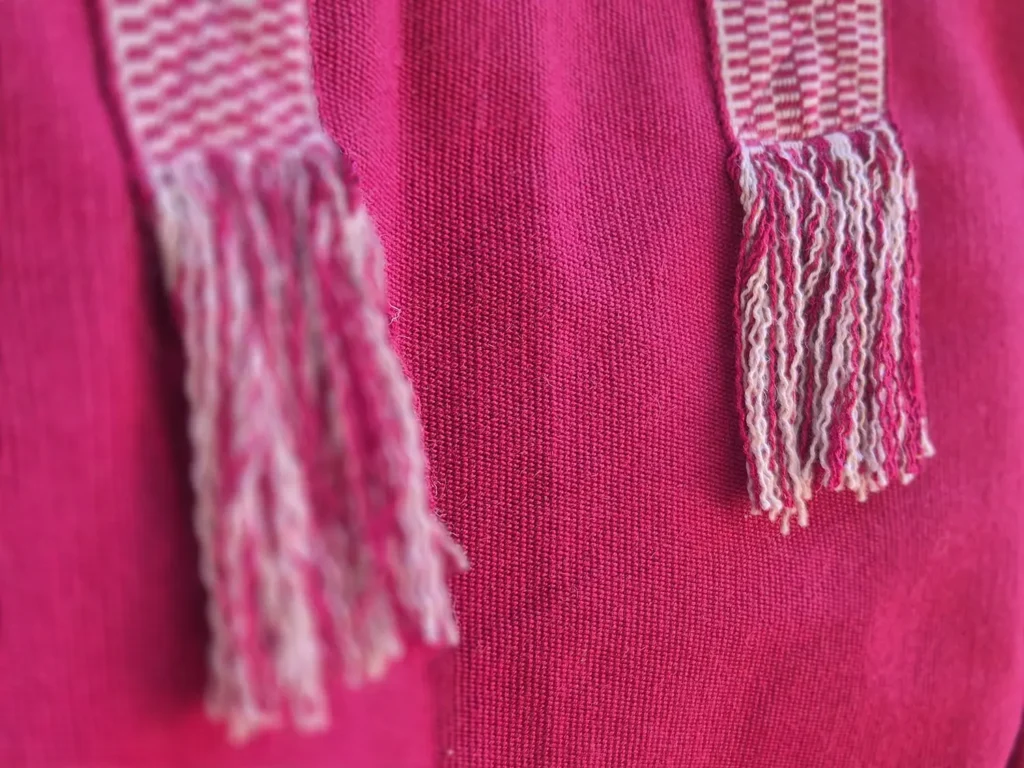 Bolso de lana de alpaca, hecho a mano y teñido con tintes naturales
