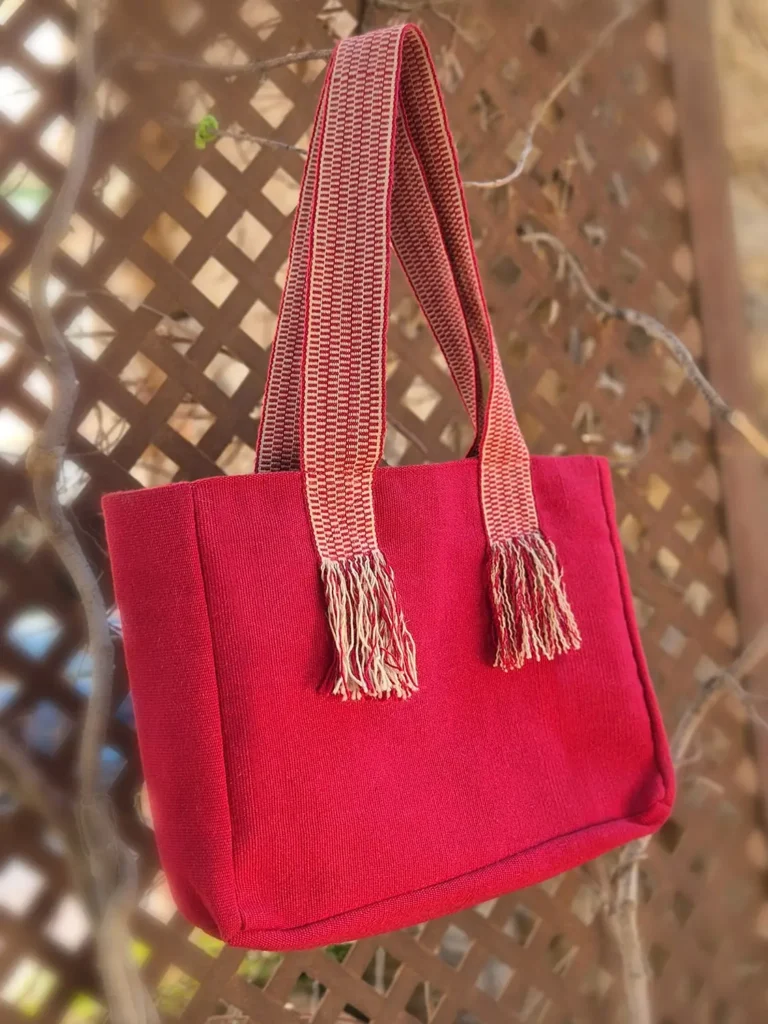 Bolso de lana de alpaca fucsia, hecho a mano y teñido con tintes naturales