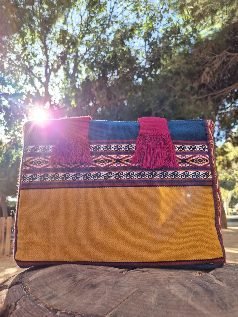 Bolso de lana de alpaca con diseño andino, hecho a mano y teñido con tintes naturales