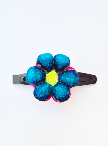 Clip de lana de color azul, fucsia y amarillo