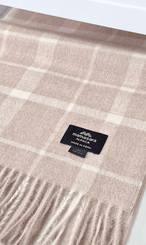 Bufanda de baby alpaca peruana con diseño de cuadros