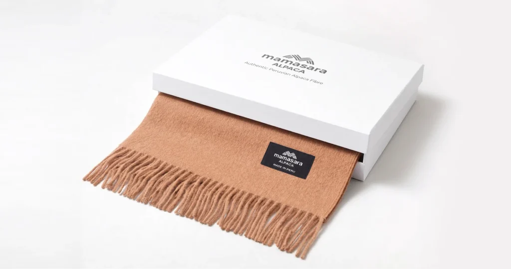 Bufanda de baby alpaca en packaging blanco