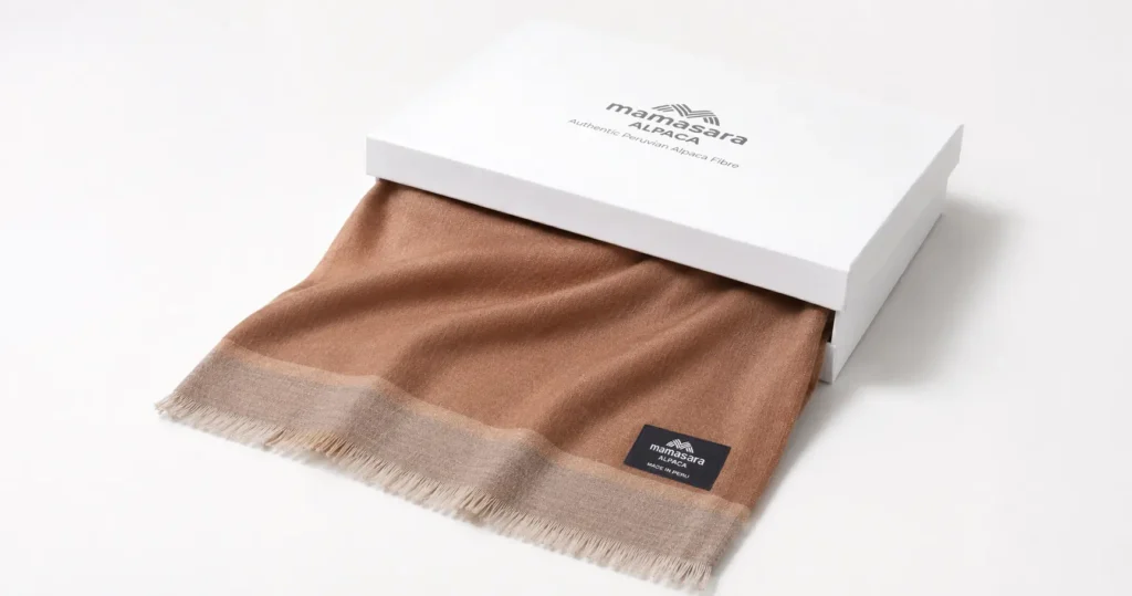 Shawl de baby alpaca en packaging blanco